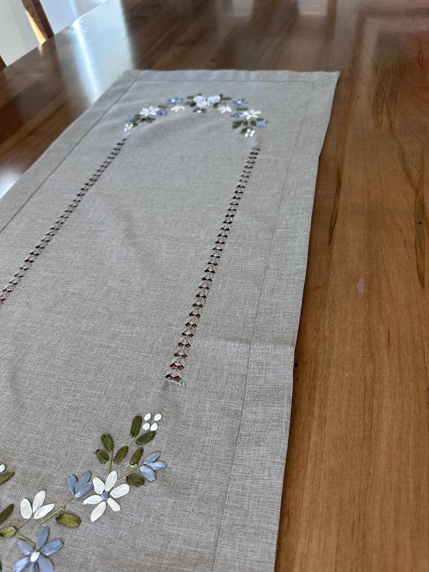 Embroidered Gray Linen Table Runner – Elegant Floral Design