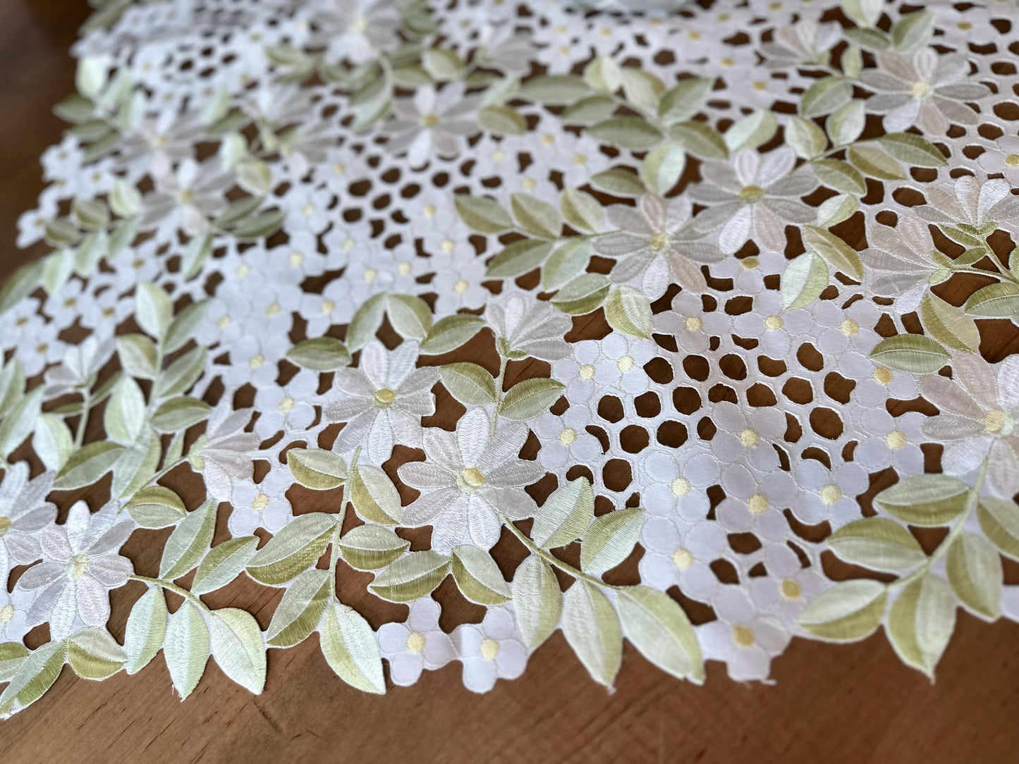 Daisy Garden Table Runner